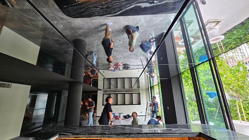 ฝ้า Mirror Stretch Ceiling กระจายแสงสวยหรู ผิวเงากระจก เหมาะสำหรับโชว์รูม โรงแรม และอาคารหรู