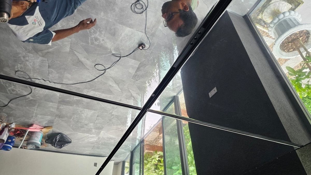 ฝ้า Mirror Stretch Ceiling กระจายแสงสวยหรู ผิวเงากระจก เหมาะสำหรับโชว์รูม โรงแรม และอาคารหรู