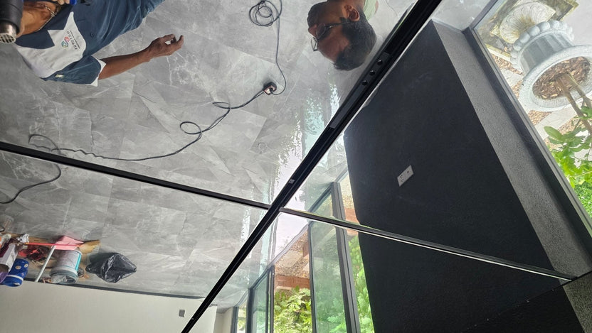 ฝ้า Mirror Stretch Ceiling กระจายแสงสวยหรู ผิวเงากระจก เหมาะสำหรับโชว์รูม โรงแรม และอาคารหรู