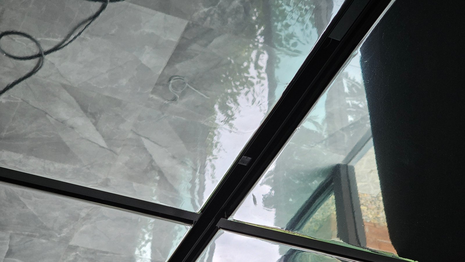 ฝ้า Mirror Stretch Ceiling กระจายแสงสวยหรู ผิวเงากระจก เหมาะสำหรับโชว์รูม โรงแรม และอาคารหรู