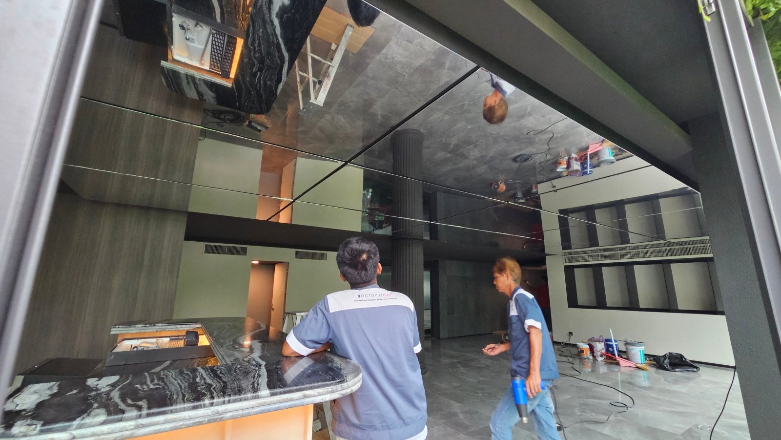 ฝ้า Mirror Stretch Ceiling กระจายแสงสวยหรู ผิวเงากระจก เหมาะสำหรับโชว์รูม โรงแรม และอาคารหรู
