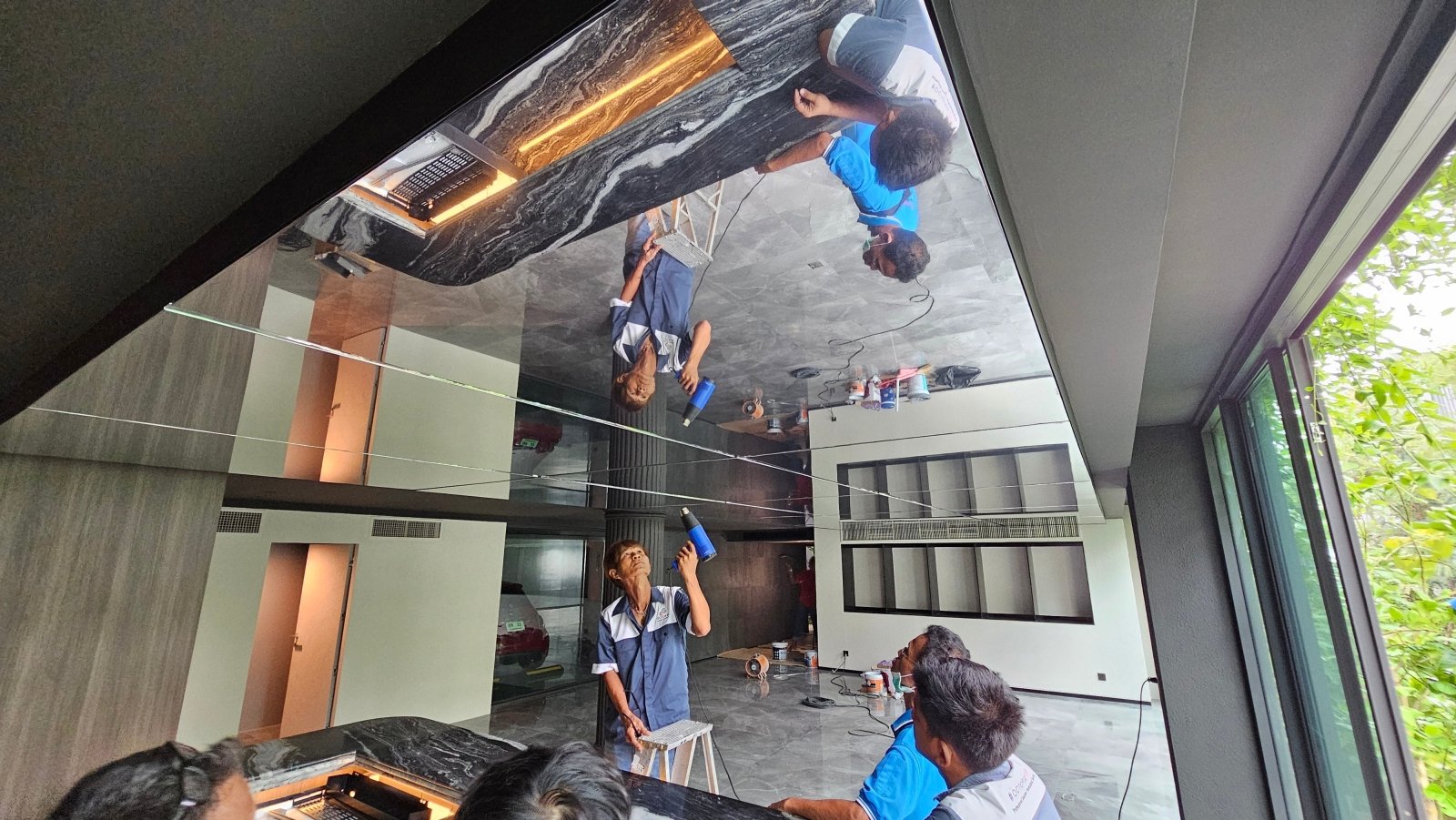 ฝ้า Mirror Stretch Ceiling กระจายแสงสวยหรู ผิวเงากระจก เหมาะสำหรับโชว์รูม โรงแรม และอาคารหรู