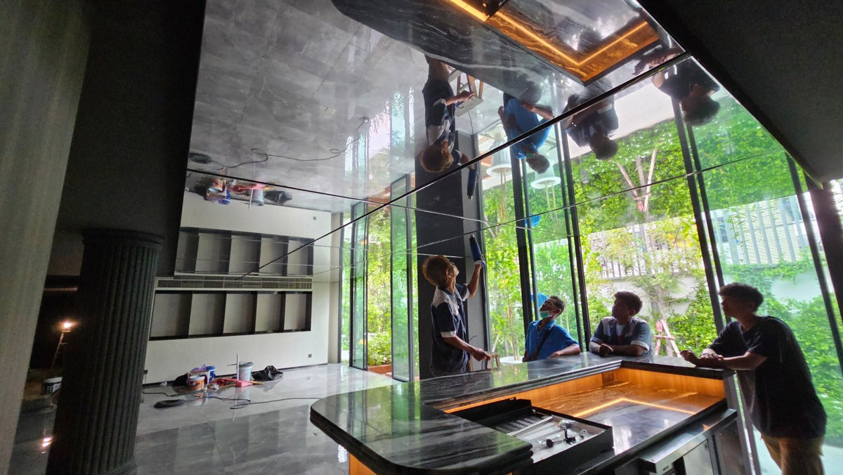 ฝ้า Mirror Stretch Ceiling กระจายแสงสวยหรู ผิวเงากระจก เหมาะสำหรับโชว์รูม โรงแรม และอาคารหรู