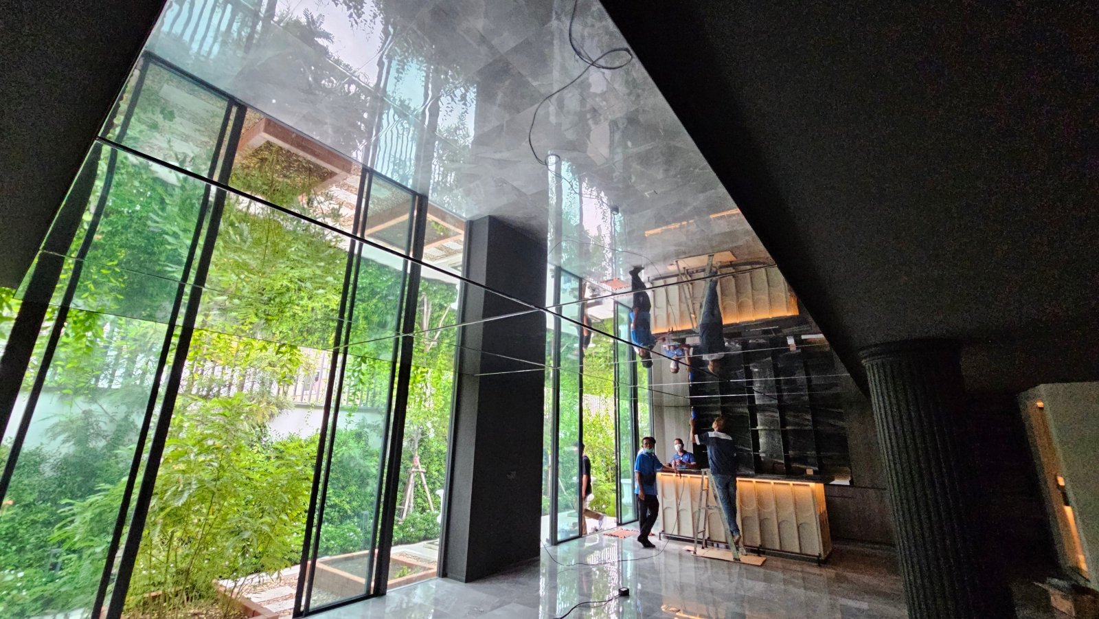 ฝ้า Mirror Stretch Ceiling กระจายแสงสวยหรู ผิวเงากระจก เหมาะสำหรับโชว์รูม โรงแรม และอาคารหรู