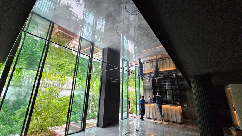 ฝ้า Mirror Stretch Ceiling กระจายแสงสวยหรู ผิวเงากระจก เหมาะสำหรับโชว์รูม โรงแรม และอาคารหรู
