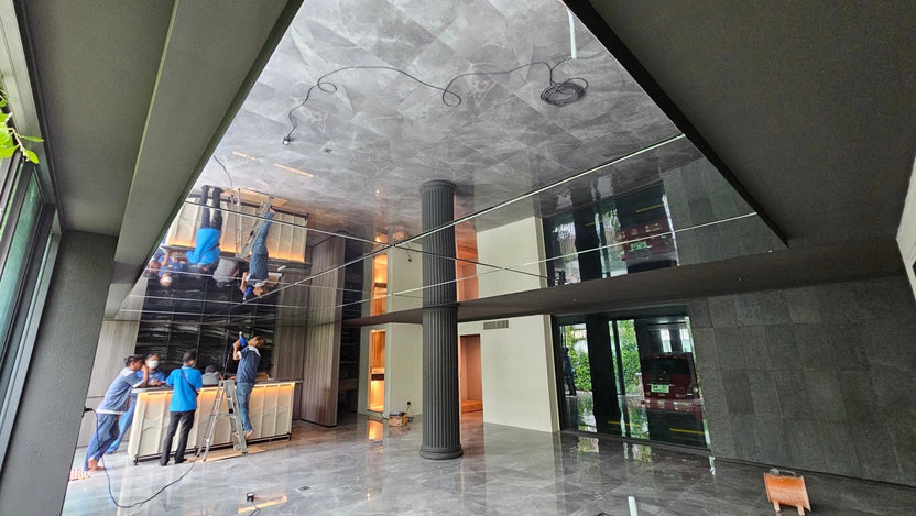 ฝ้า Mirror Stretch Ceiling กระจายแสงสวยหรู ผิวเงากระจก เหมาะสำหรับโชว์รูม โรงแรม และอาคารหรู