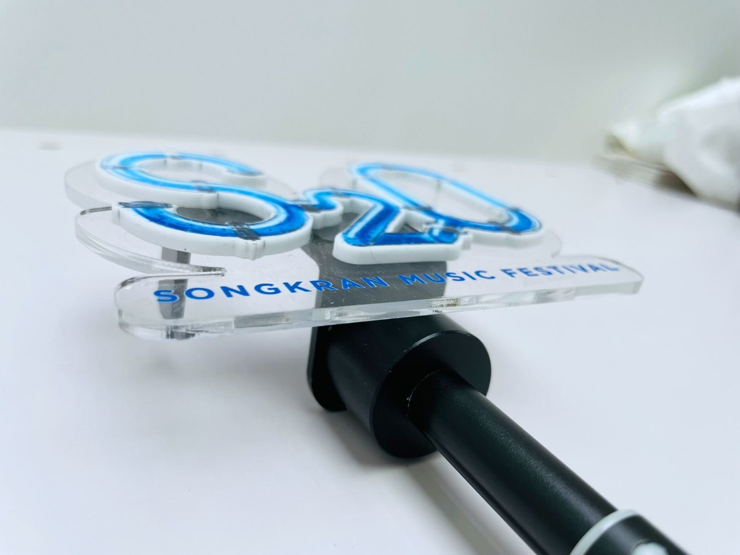 ป้ายไมค์ โลโก้ไมค์ และป้ายหัวไมค์ พิมพ์คมชัด ดีไซน์สวย เหมาะสำหรับงานอีเวนต์ สื่อประชาสัมพันธ์ รายการทีวี และงานโปรโมชัน