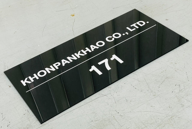 ป้ายอะคริลิคพิมพ์ยูวี แผ่นอะคริลิค และอะคริลิคติดสติ๊กเกอร์ พิมพ์คมชัด สีสวยทนทาน เหมาะสำหรับป้ายบริษัท ร้านค้า และงานตกแต่ง