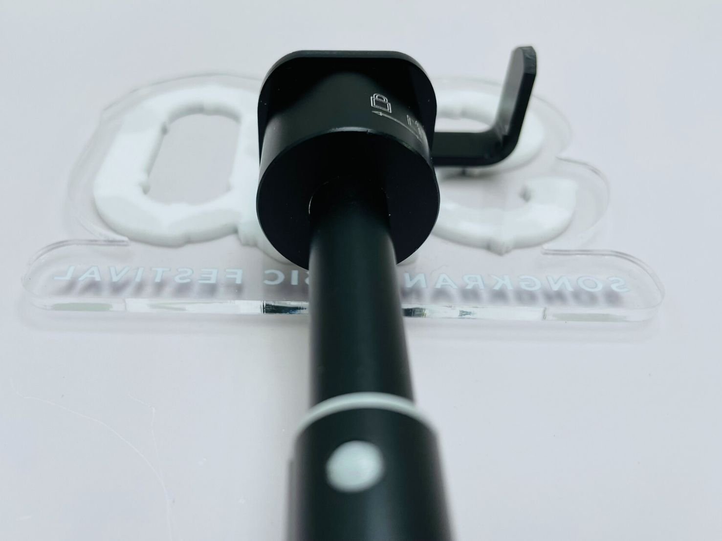 ป้ายไมค์ โลโก้ไมค์ และป้ายหัวไมค์ พิมพ์คมชัด ดีไซน์สวย เหมาะสำหรับงานอีเวนต์ สื่อประชาสัมพันธ์ รายการทีวี และงานโปรโมชัน
