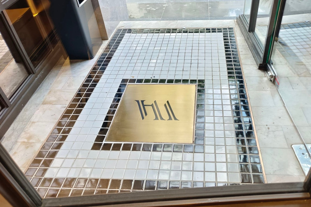 ป้ายทองเหลือง กัดกรด กัดทราย ดีไซน์หรูหรา แข็งแรง เหมาะสำหรับองค์กร หน่วยงาน และอาคารหรู