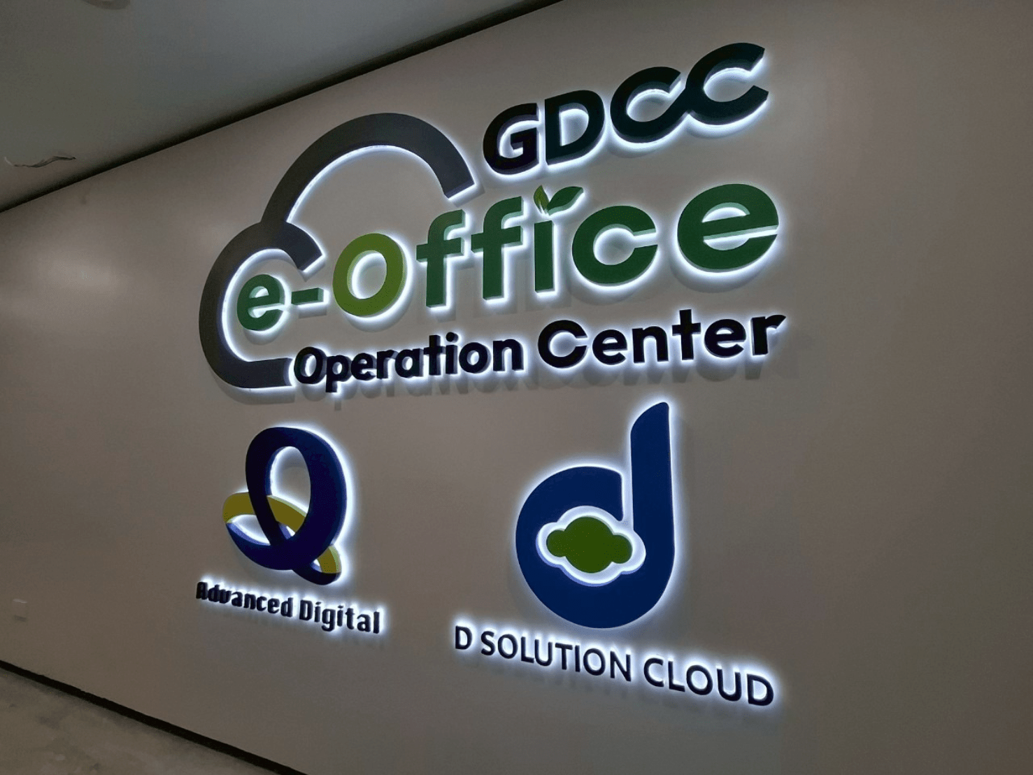 ป้ายบริษัทไฟออกหลัง แสงหรูหรา เด่นชัด เหมาะสำหรับองค์กร บริษัท และอาคารพาณิชย์