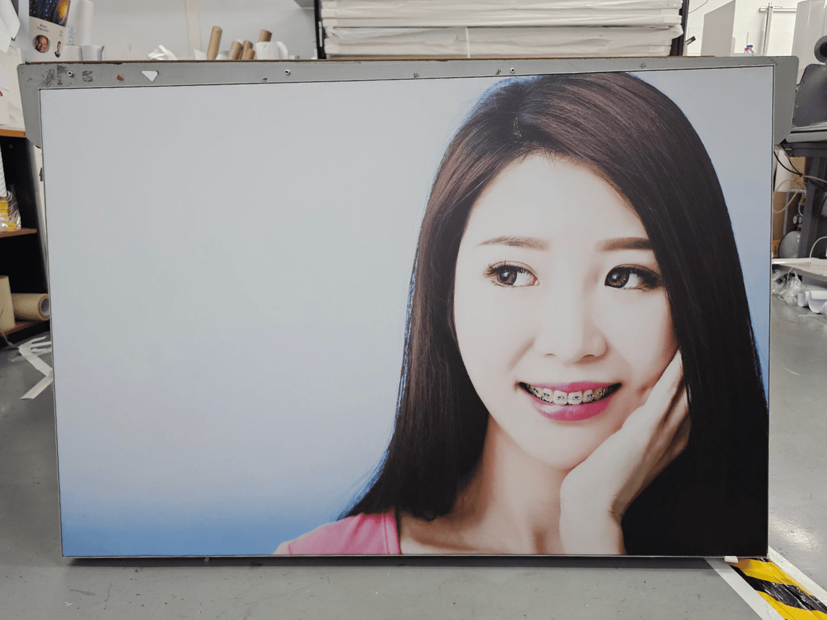 ป้ายกล่องไฟผ้า Fabric Light Box พิมพ์คมชัด สีสด ติดตั้งง่าย เหมาะสำหรับงานอีเวนต์ บูธแสดงสินค้า และป้ายโฆษณา