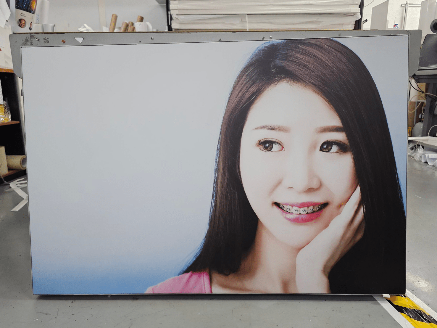 ป้ายกล่องไฟผ้า Fabric Light Box พิมพ์คมชัด สีสด ติดตั้งง่าย เหมาะสำหรับงานอีเวนต์ บูธแสดงสินค้า และป้ายโฆษณา