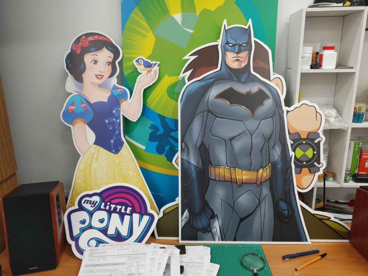 สแตนดี้อนิเมะ สแตนดี้การ์ตูน Standee Anime ดีไซน์สีสด คมชัด เหมาะสำหรับงานอีเวนต์ และร้านค้า