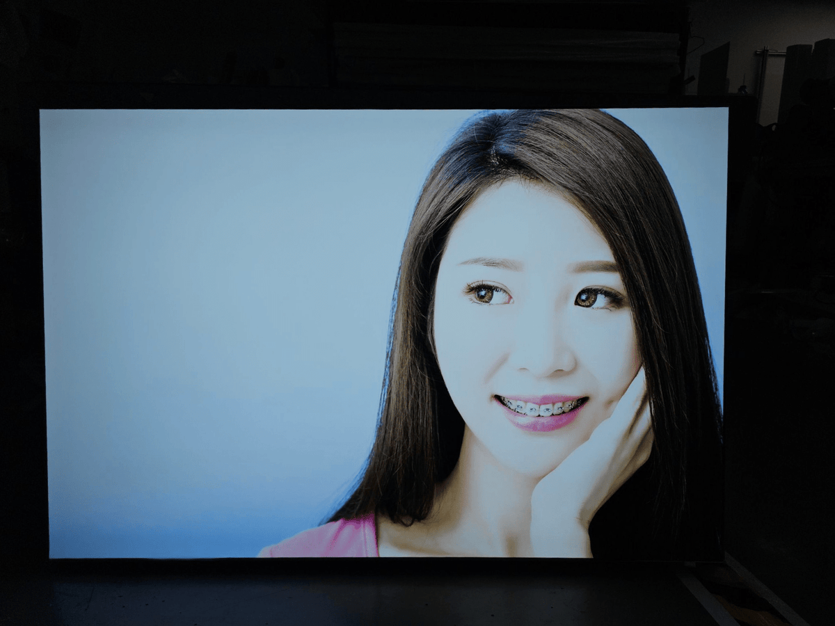 ป้ายกล่องไฟผ้า Fabric Light Box พิมพ์คมชัด สีสด ติดตั้งง่าย เหมาะสำหรับงานอีเวนต์ บูธแสดงสินค้า และป้ายโฆษณา