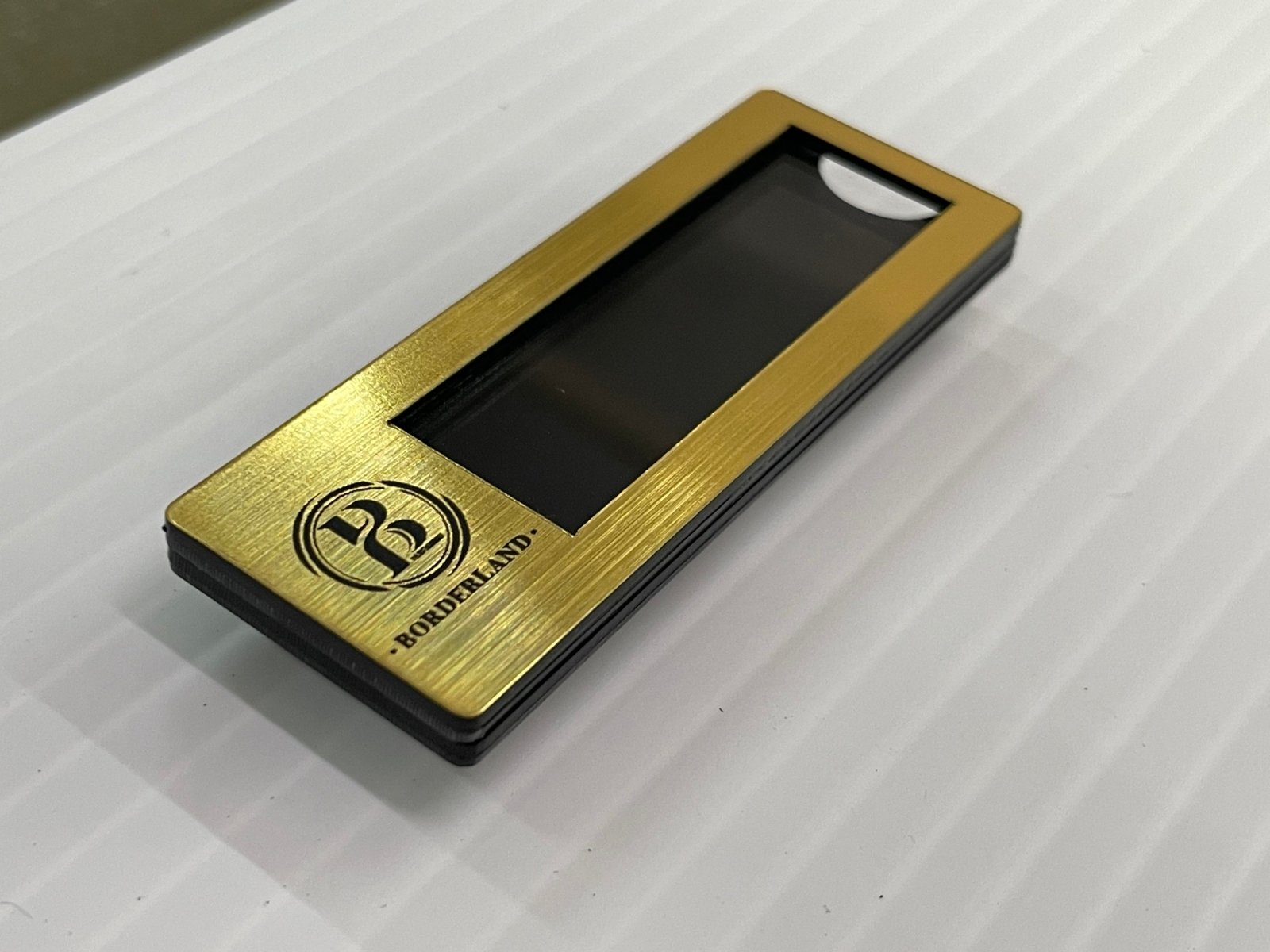 ป้ายชื่อติดอก ป้ายเข็มกลัด แม่เหล็ก เนมแทก ดีไซน์กะทัดรัด เหมาะสำหรับบริษัท และงานอีเวนต์