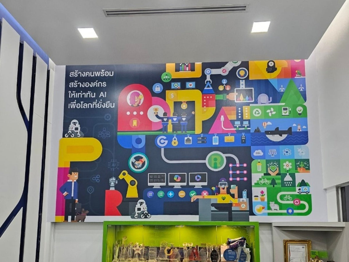 สติ๊กเกอร์ติดผนังเบา น้ำหนักเบา พิมพ์คมชัด เหมาะสำหรับงานตกแต่งบูธ ออฟฟิศ และร้านค้า