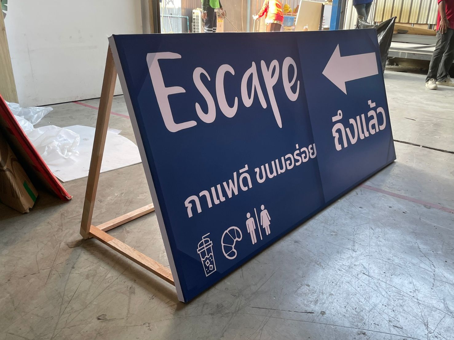 ป้ายไวนิล ขึงโครงไม้ | ปรับตามน้ำหนักและขนาดป้าย ไม้จ้อย ผิวเรียบ ตีกรอบได้คม เหมาะ — รับทำครบวงจร