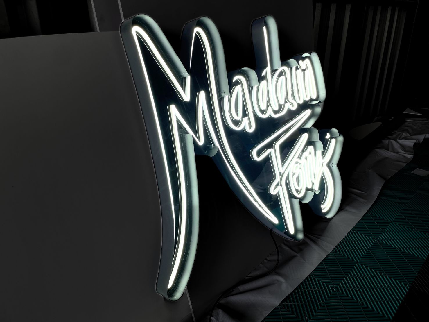 ป้ายไฟนีออน Neon Sign สีสันสดใส ดัดโค้งตามแบบ สวยงามสะดุดตา เหมาะสำหรับร้านอาหาร คาเฟ่ บาร์ และงานตกแต่ง