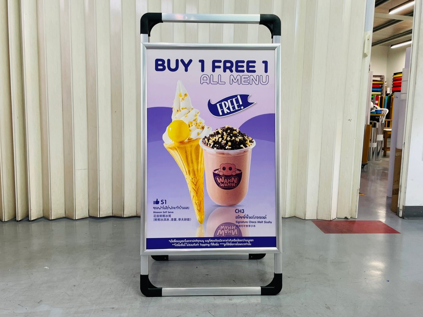 ป้ายตั้งพื้นสำเร็จรูป อลูมิเนียม พับเก็บได้ แข็งแรง ใช้งานสะดวก เหมาะสำหรับอีเวนต์และหน้าร้าน