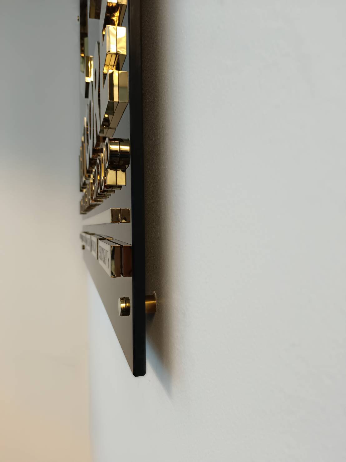 ป้ายสแตนเลส ทองเงา Mirror สวยหรู ทนทาน ใช้สำหรับป้ายชื่อบริษัท โลโก้องค์กร และตกแต่งอาคาร