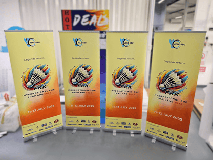 ป้าย Roll Up สำหรับออกบูธ งานแสดงสินค้า และโปรโมทร้านค้า Roll Up Printing ป้ายโฆษณาพร้อมโลโก้และข้อความโปรโมต