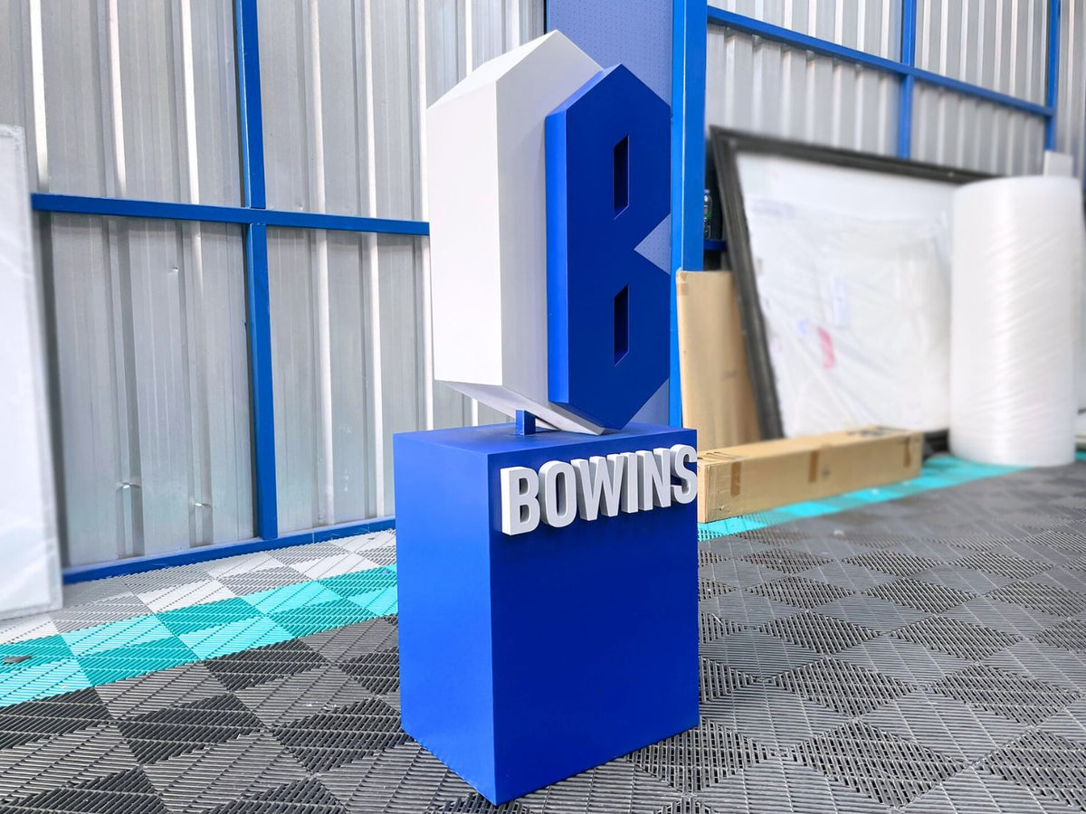 ป้ายโลโก้ตั้งพื้น และป้ายตั้งประกอบฉากถ่ายรูป ดีไซน์สวยสะดุดตา เหมาะสำหรับงานอีเวนต์ งานเปิดตัวสินค้า และการโปรโมทร้านค้า