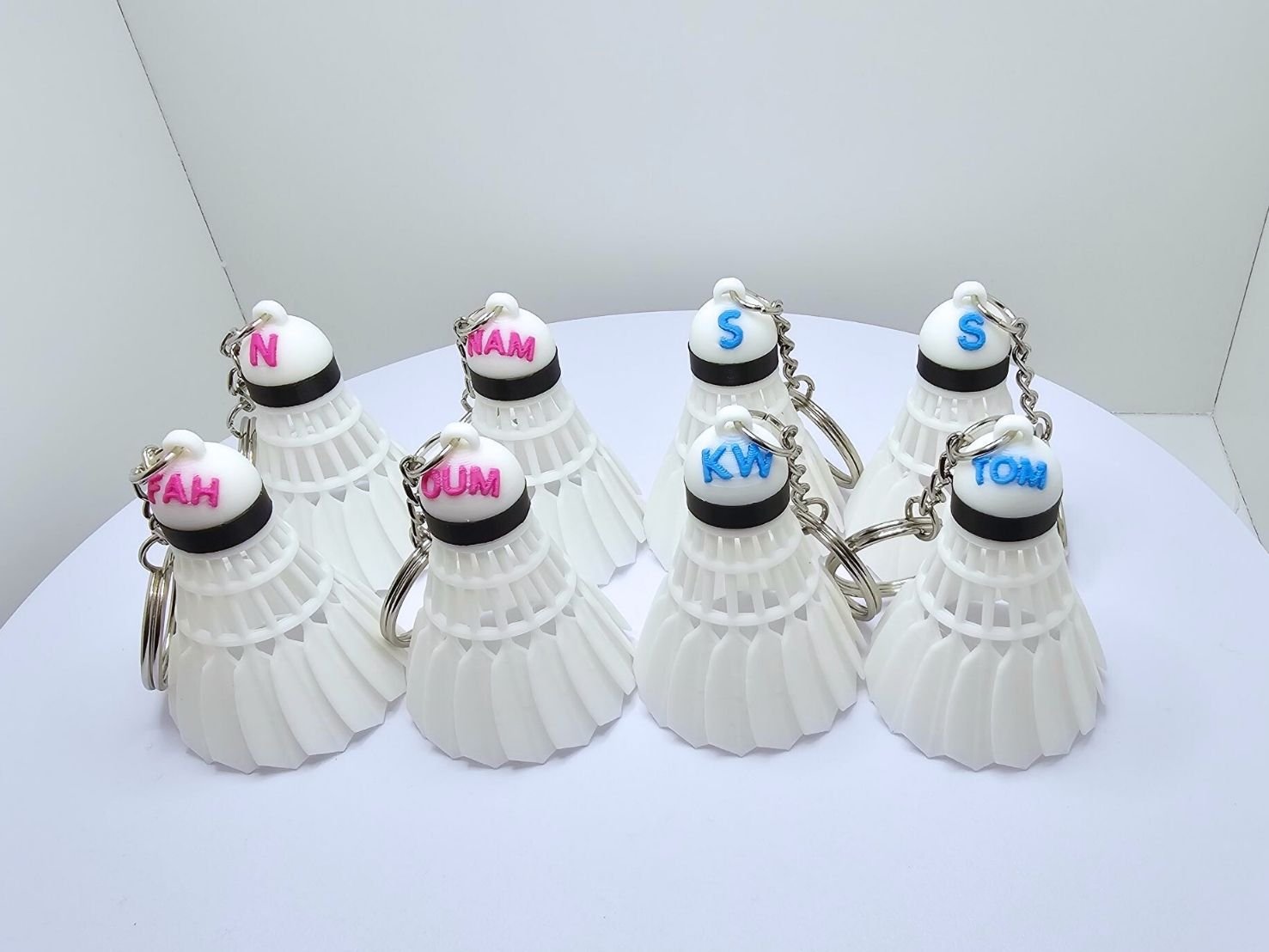 พวงกุญแจลูกแบดมินตันพลาสติกขาวสลักชื่อสีสัน