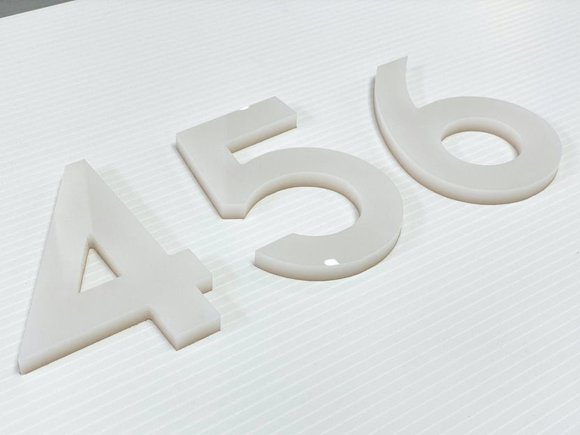 ป้ายอะคริลิคอักษรนูน เลเซอร์คัต ดีไซน์โดดเด่น พิมพ์คมชัด เหมาะสำหรับป้ายบริษัทและร้านค้า