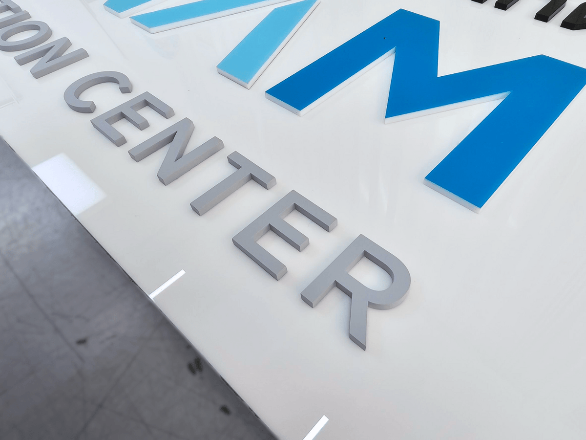 ป้ายชื่อบริษัทอะคริลิคตัวนูน มีพื้นหลัง ดีไซน์สวย คมชัด เหมาะสำหรับออฟฟิศ บริษัท และองค์กรธุรกิจ