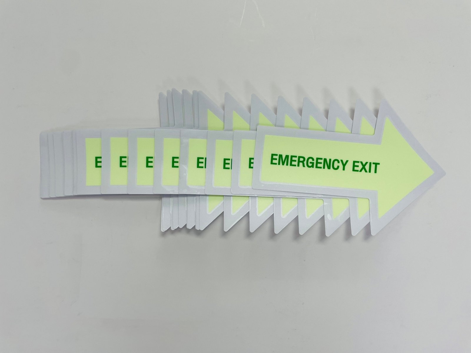 ป้ายหนีไฟ ตัวอักษรชัดเจน มาตรฐานความปลอดภัย เหมาะสำหรับอาคาร สำนักงาน และโรงงาน