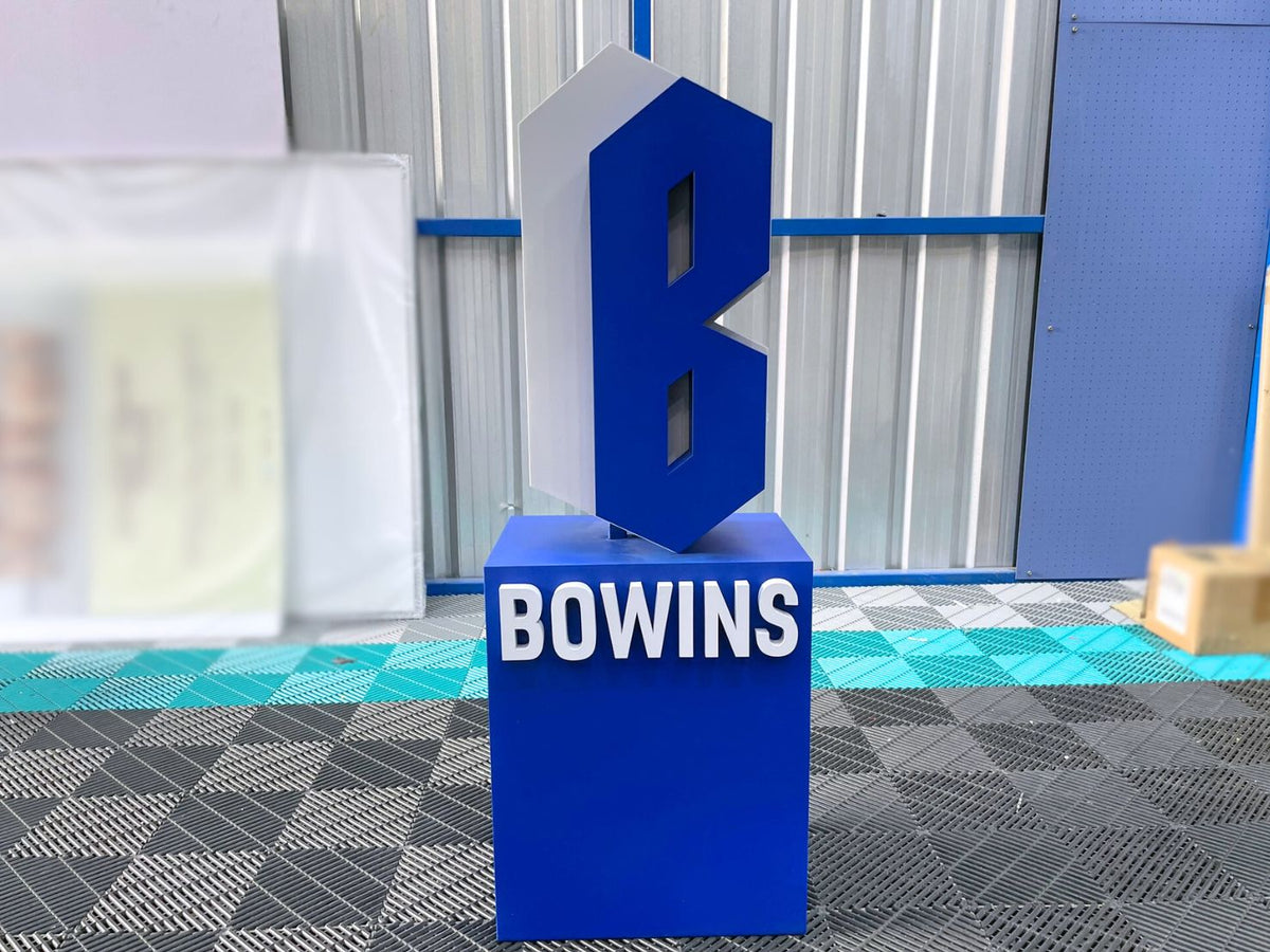 ป้ายโลโก้ตั้งพื้น และป้ายตั้งประกอบฉากถ่ายรูป ดีไซน์สวยสะดุดตา เหมาะสำหรับงานอีเวนต์ งานเปิดตัวสินค้า และการโปรโมทร้านค้า