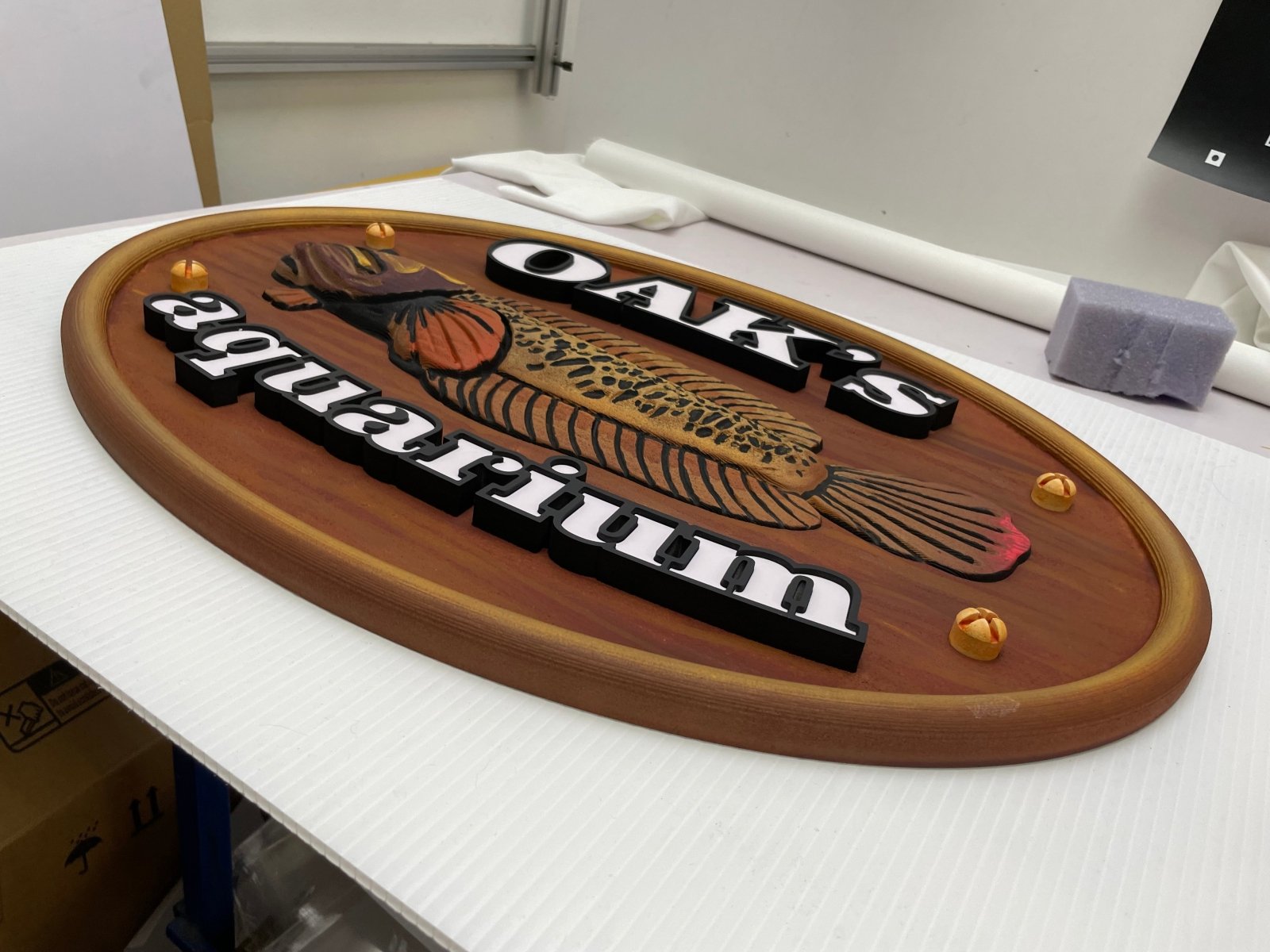 ตัวอักษรนูนอะคริลิค ทรงรี Oval ขอบทอง ตะปูโฆษณาหัวทอง