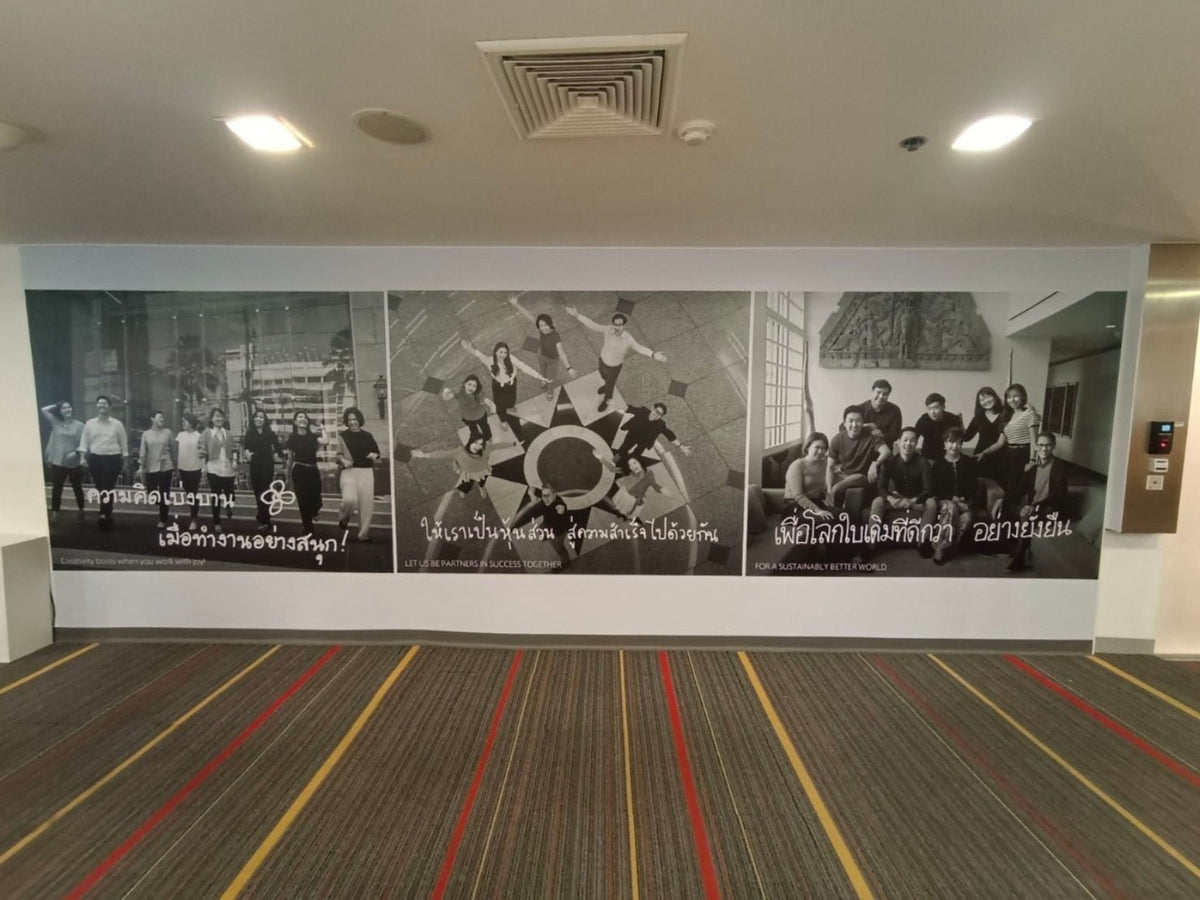 สติ๊กเกอร์ติดผนังเบา น้ำหนักเบา พิมพ์คมชัด เหมาะสำหรับงานตกแต่งบูธ ออฟฟิศ และร้านค้า