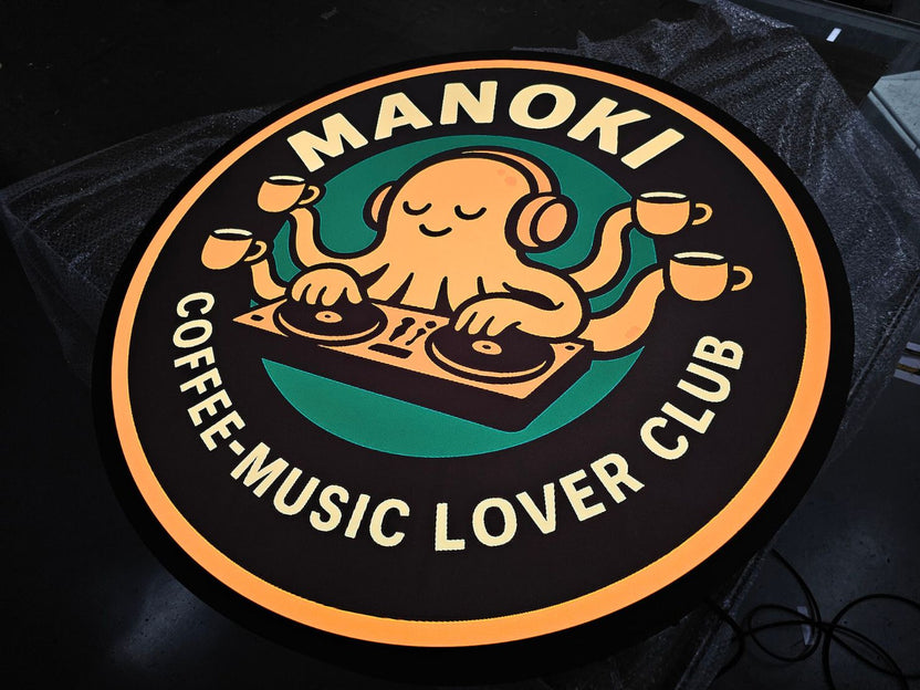 ป้ายไฟวงกลม Manoki Coffee-Music Lover Club ปลาหมึก DJ ถือกาแฟ
