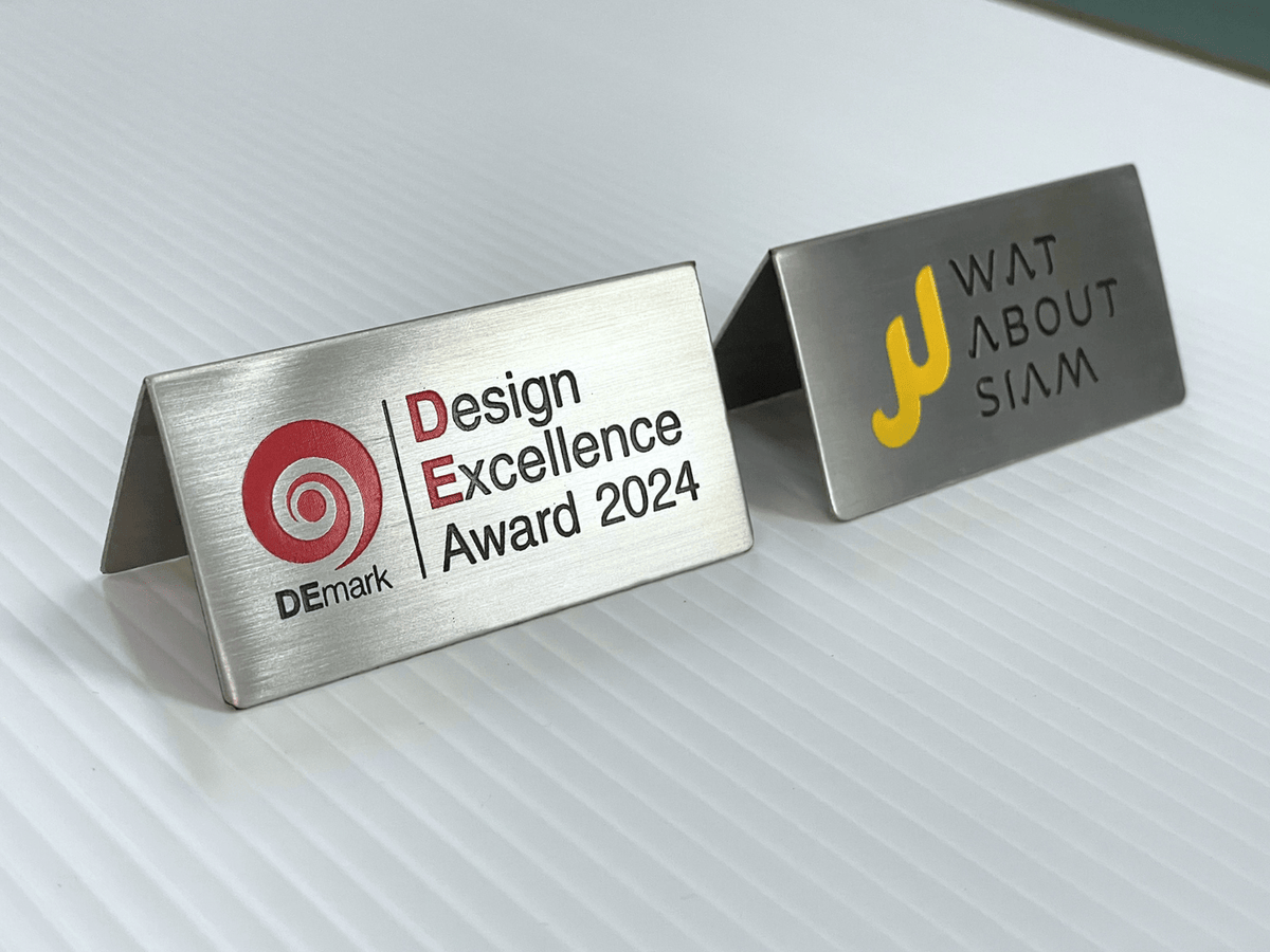 ป้ายตั้งโต๊ะสแตนเลสกัดกรด คมชัด หรูหรา เหมาะสำหรับห้องประชุม บริษัท และองค์กรธุรกิจ