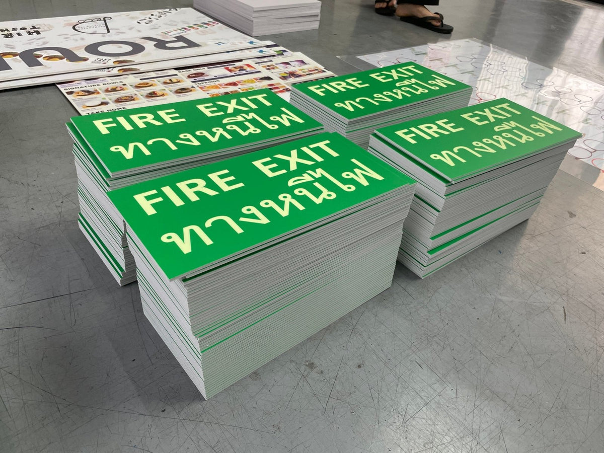 ป้ายหนีไฟ ตัวอักษรชัดเจน มาตรฐานความปลอดภัย เหมาะสำหรับอาคาร สำนักงาน และโรงงาน