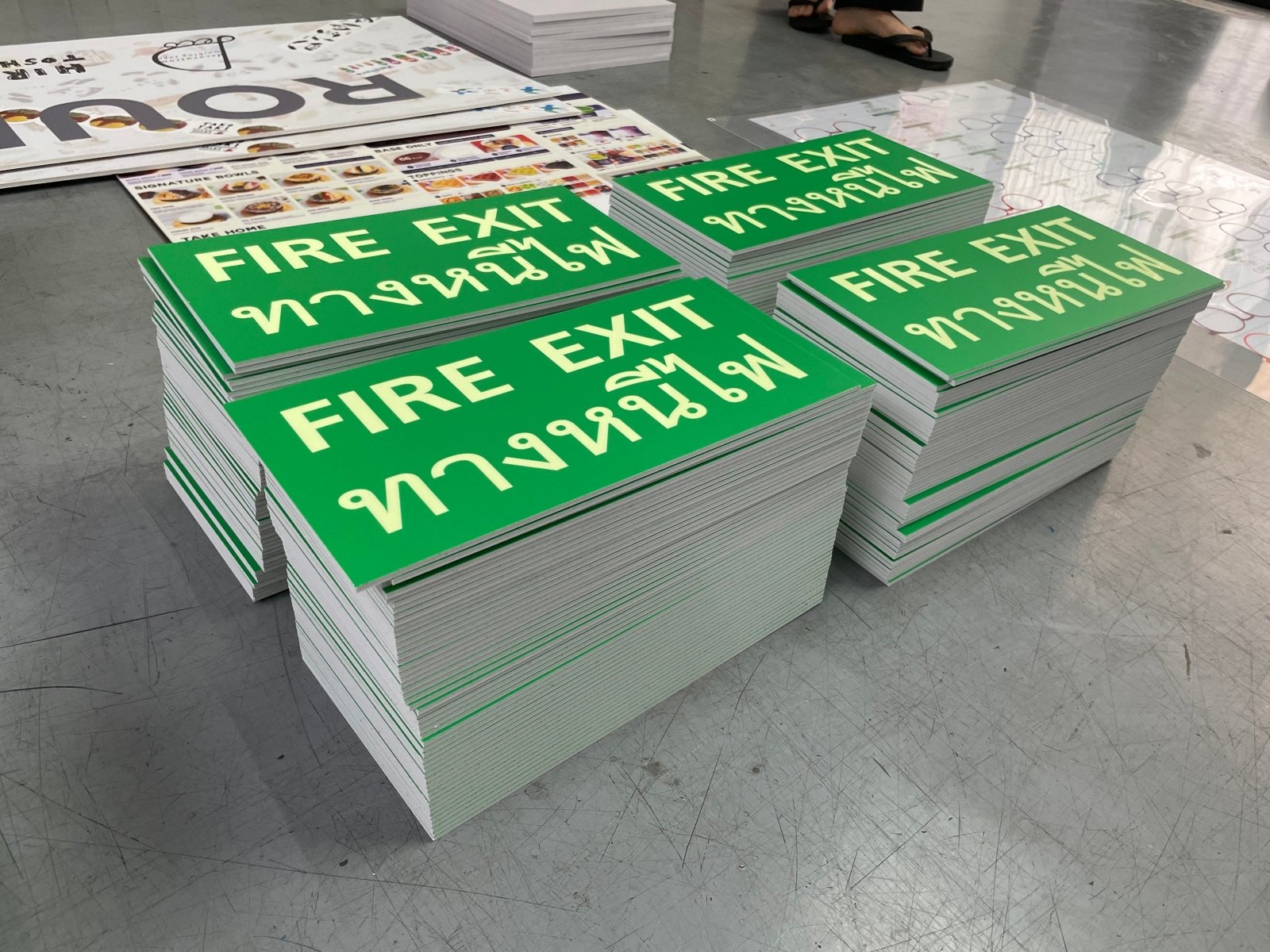 ป้ายหนีไฟ ตัวอักษรชัดเจน มาตรฐานความปลอดภัย เหมาะสำหรับอาคาร สำนักงาน และโรงงาน