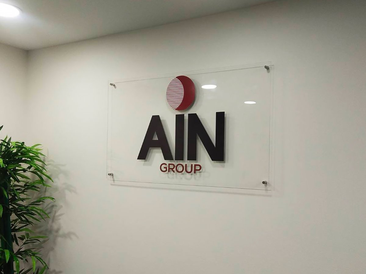 ป้ายอะคริลิคหมุดลอย Standoff ดีไซน์โมเดิร์น พิมพ์คมชัด เหมาะสำหรับป้ายบริษัทและสำนักงาน