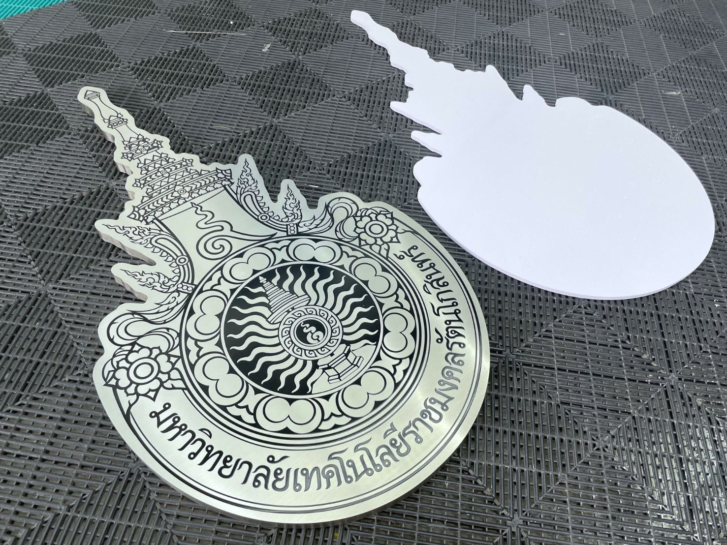 ป้ายกัดกรดโลหะ Etched Metal Sign สำหรับป้ายบริษัท ป้ายบริษัทแบบกัดกรดโลหะ คุณภาพสูง ผลิตตามแบบลูกค้า
