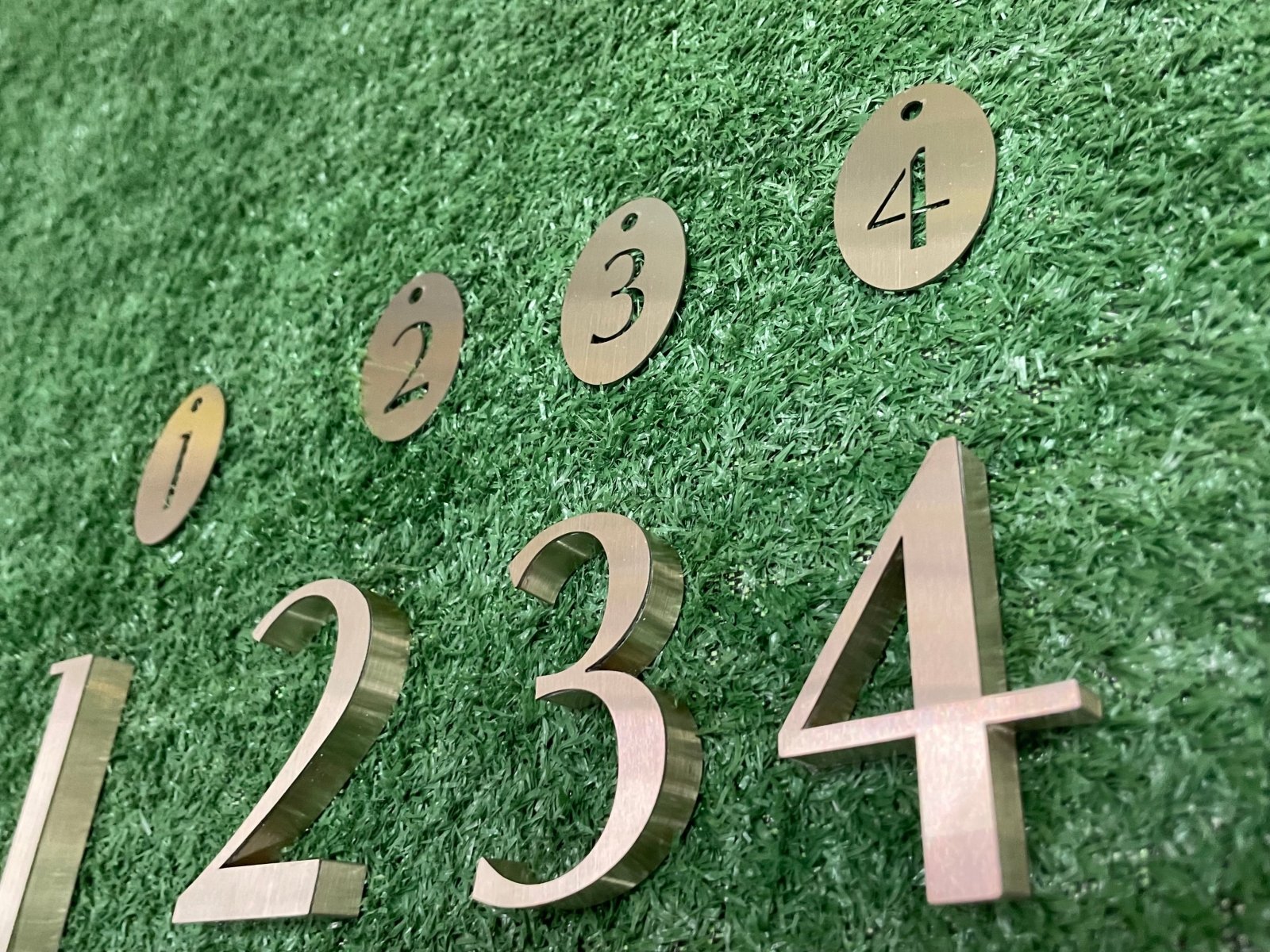 ป้ายสแตนเลสทองแชมเปญ หรูหรา แข็งแรง ทนทาน เหมาะสำหรับป้ายบริษัท ร้านค้า และอาคารสำนักงาน