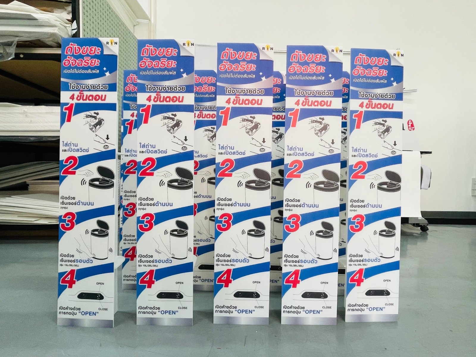 กล่องกระดาษสีขาวน้ำเงินสำหรับแผ่นชาร์จไร้สายพร้อมคำแนะนำประกอบ