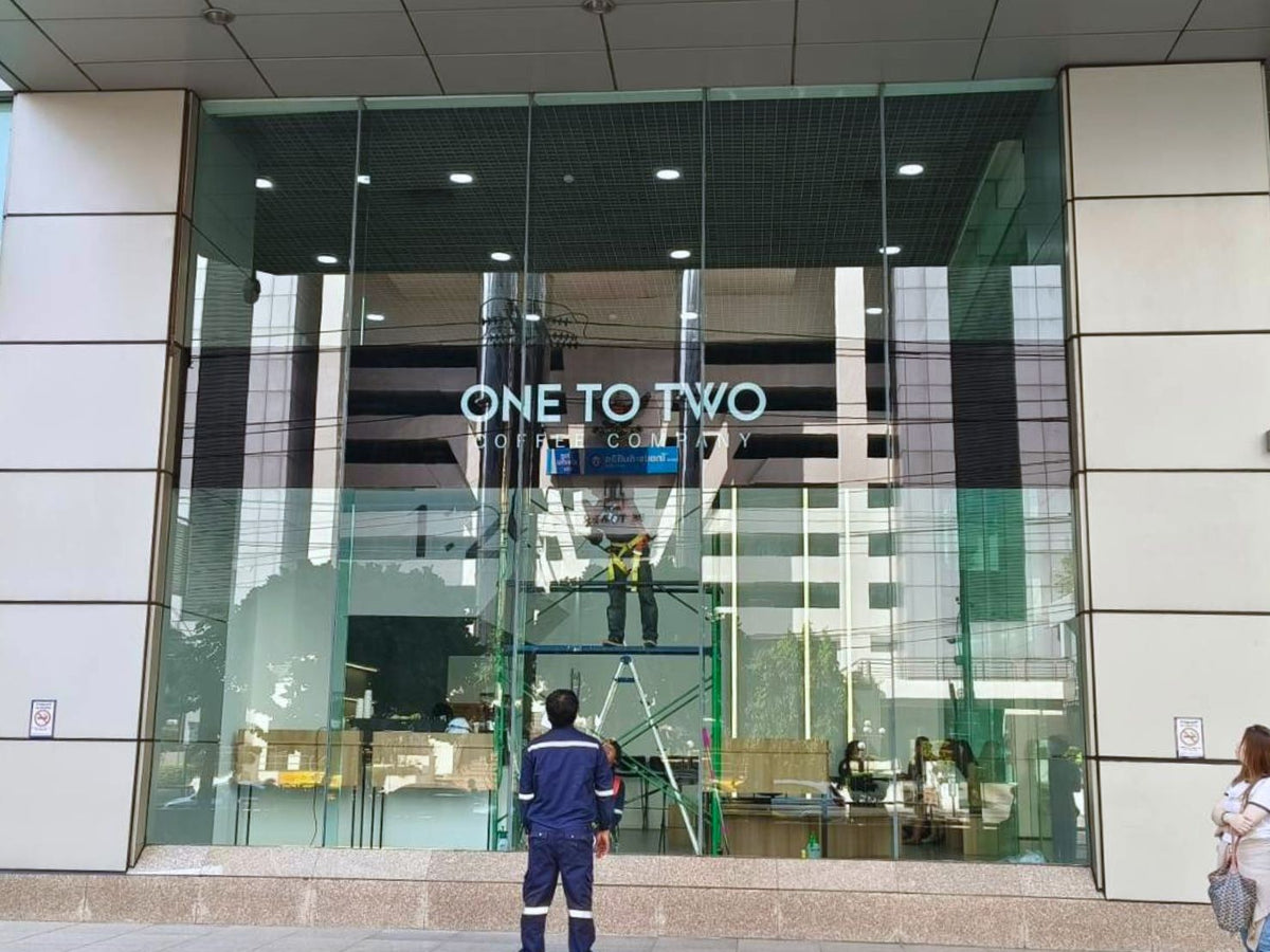 สติ๊กเกอร์ใสติดกระจก โปร่งใส พิมพ์คมชัด เหมาะสำหรับโชว์รูม ร้านค้า และงานตกแต่งอาคาร