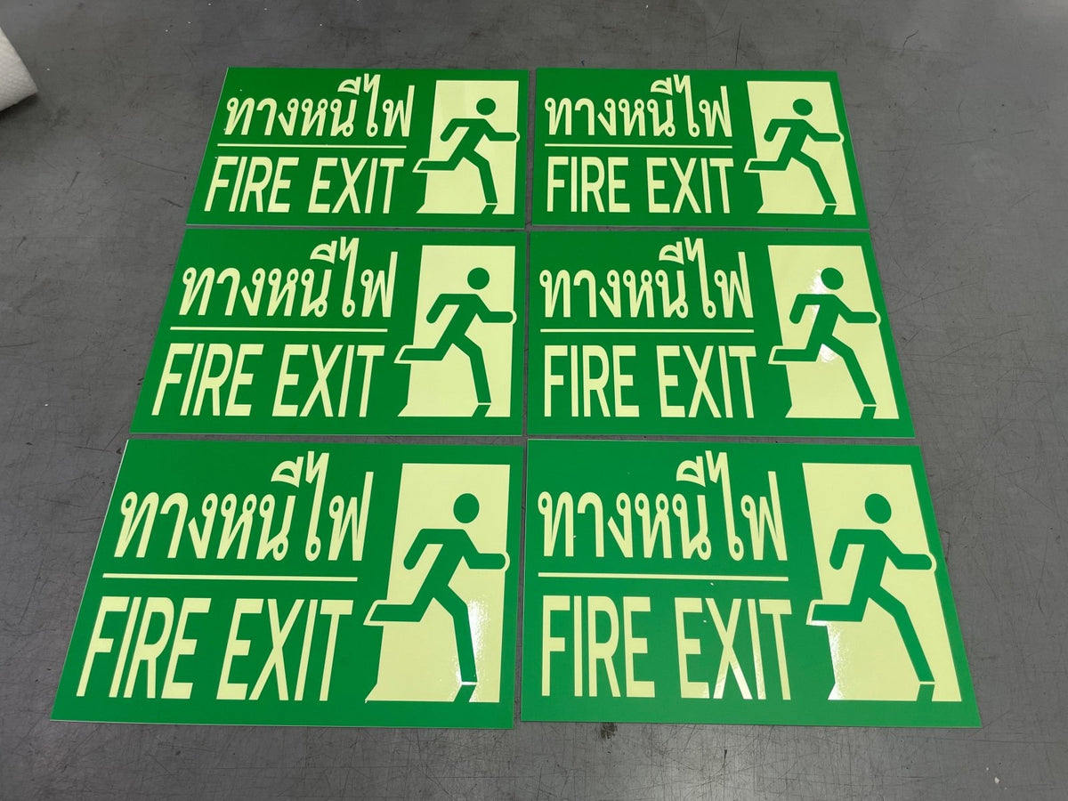 ป้ายหนีไฟ ตัวอักษรชัดเจน มาตรฐานความปลอดภัย เหมาะสำหรับอาคาร สำนักงาน และโรงงาน