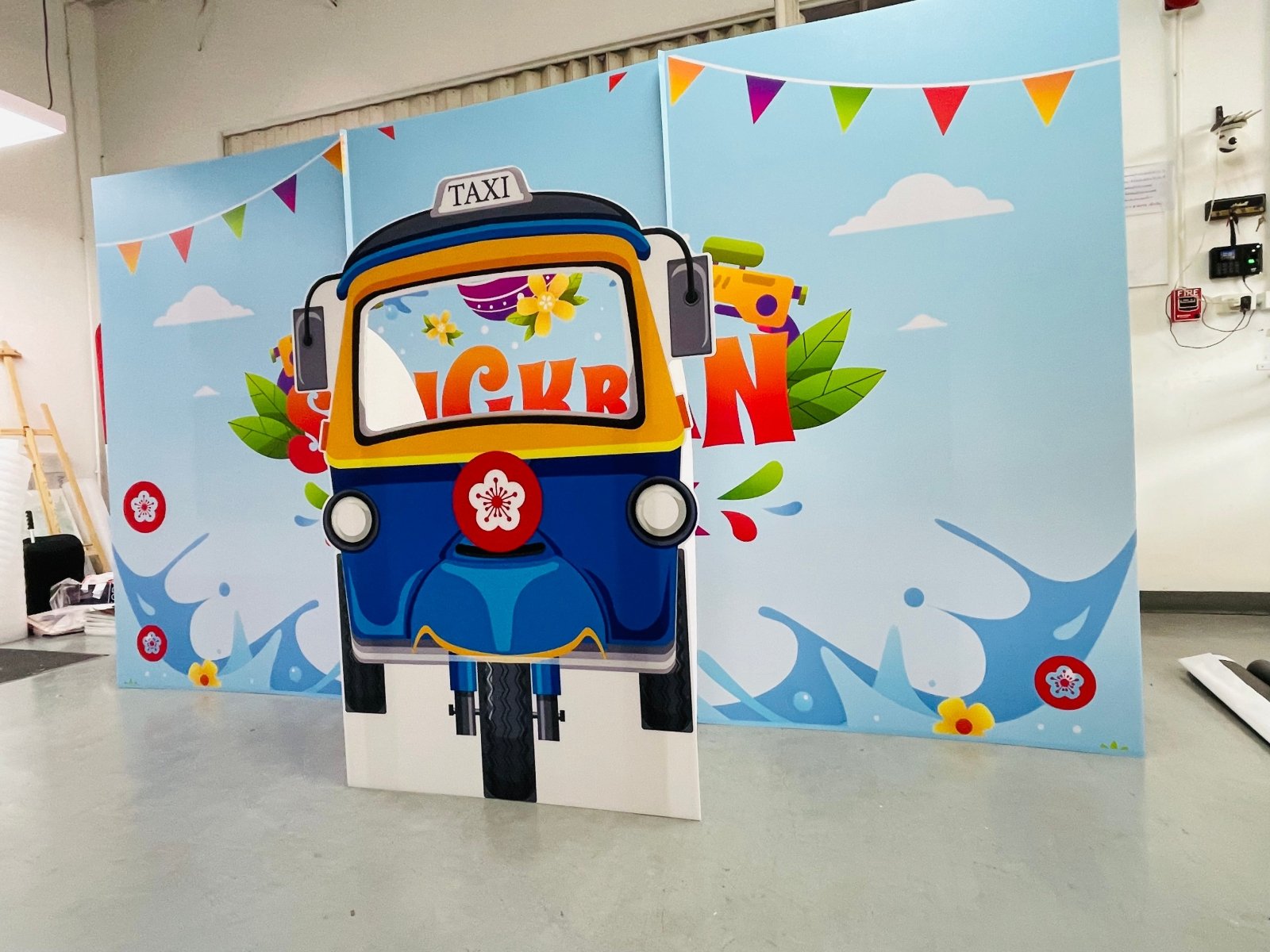 ฉากถ่ายรูปฟิวเจอร์บอร์ด ราคาถูก พิมพ์คมชัด น้ำหนักเบา เหมาะสำหรับงานอีเวนต์และงานแต่งงาน