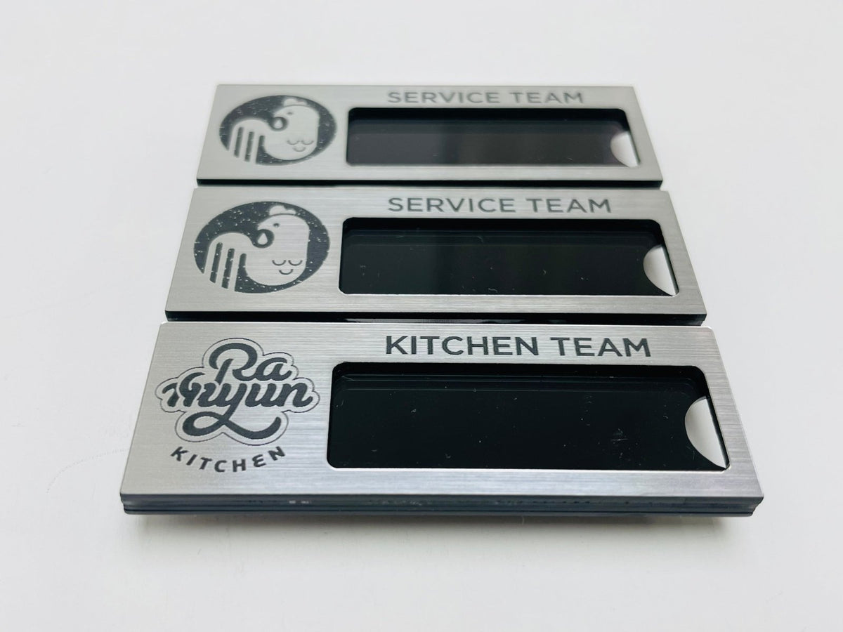 ป้ายชื่อติดอก ป้ายเข็มกลัด แม่เหล็ก เนมแทก ดีไซน์กะทัดรัด เหมาะสำหรับบริษัท และงานอีเวนต์