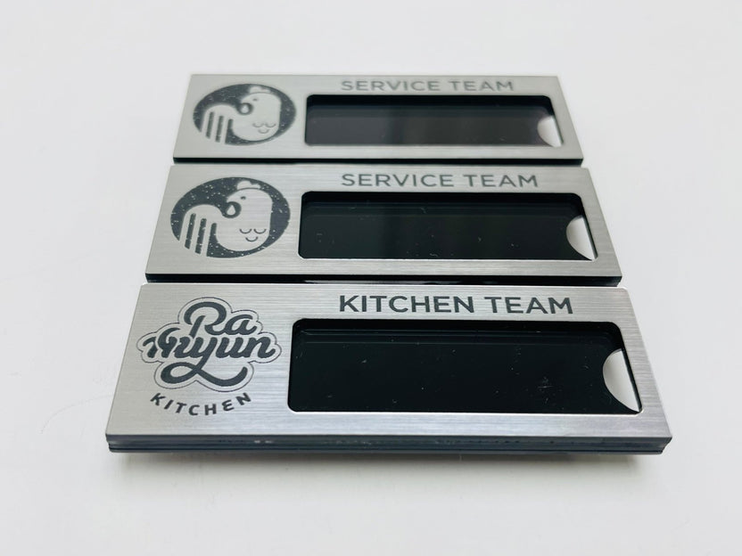 ป้ายชื่อติดอก ป้ายเข็มกลัด แม่เหล็ก เนมแทก ดีไซน์กะทัดรัด เหมาะสำหรับบริษัท และงานอีเวนต์