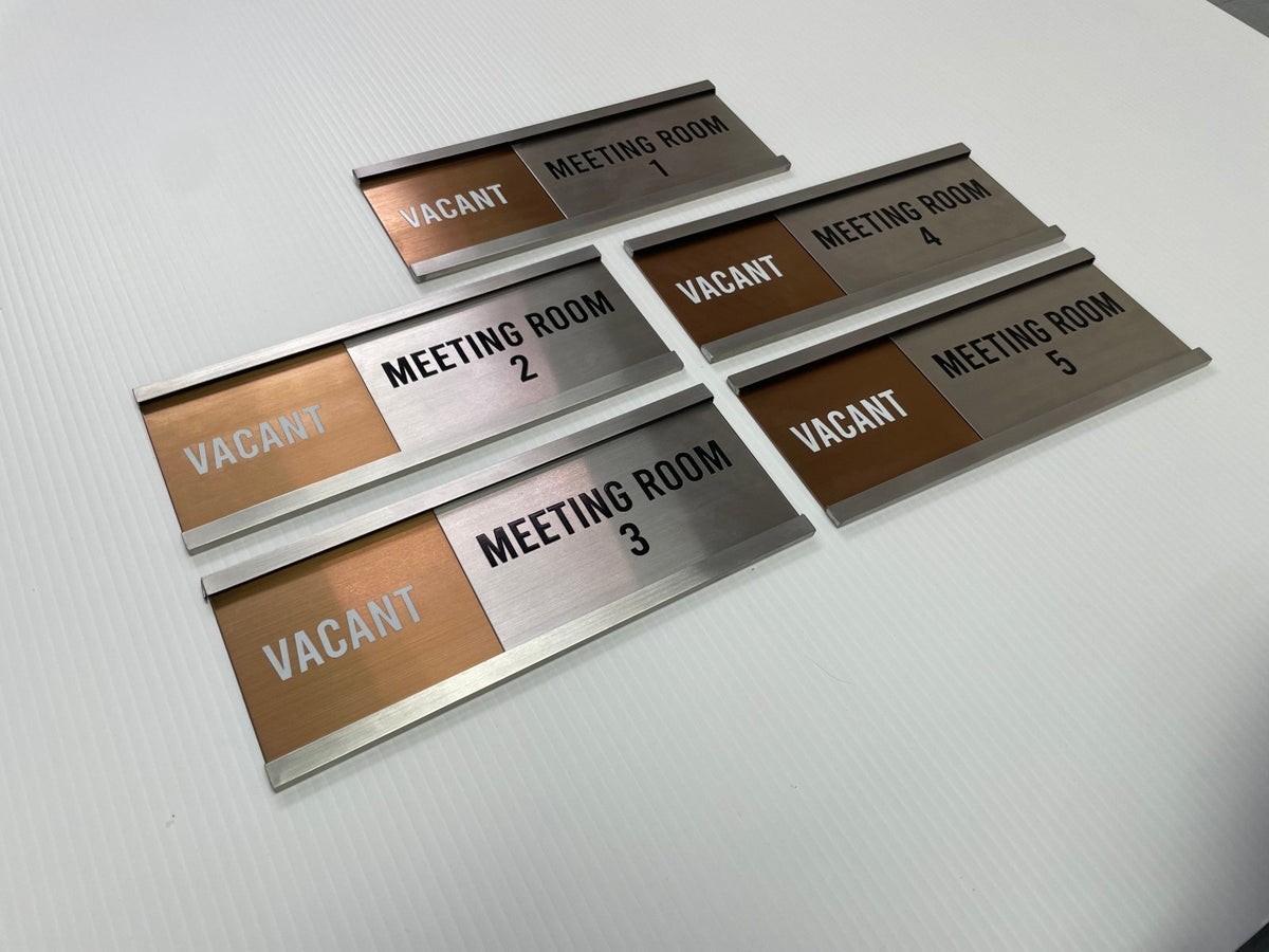 ป้ายสแตนเลส คอปเปอร์ แฮร์ไลน์ โทนทองแดงหรูหรา ทนทาน เหมาะสำหรับป้ายองค์กรและอาคารพาณิชย์