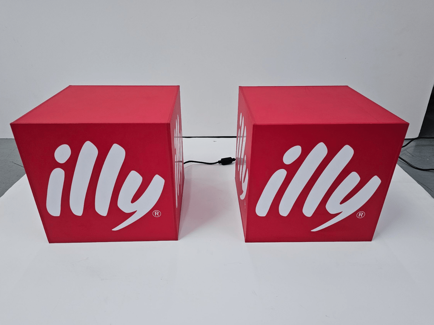 กล่องไฟสี่เหลี่ยม ทรงลูกเต๋า และกล่องไฟอะคริลิค ให้แสงสว่างชัดเจน ดีไซน์โดดเด่น เหมาะสำหรับป้ายร้านค้า งานอีเวนต์ และโฆษณา