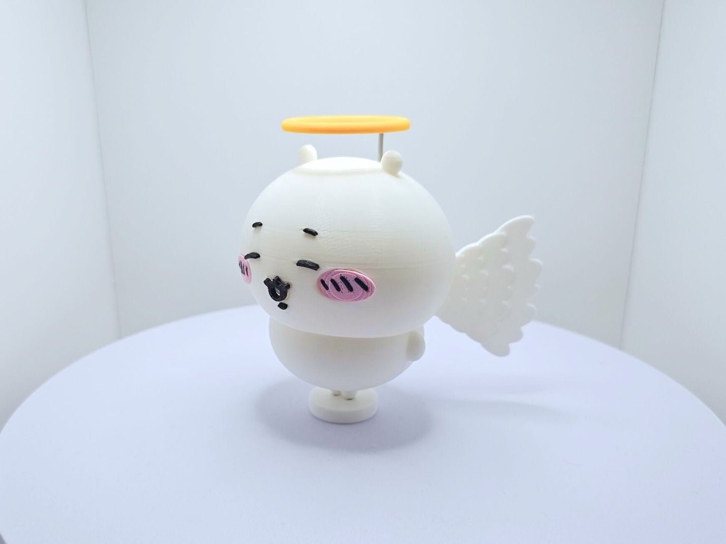 รูปปั้นเทวทูตสีขาวกลม มีรัศมีเหลือง แก้มชมพู พิมพ์ 3D โปรโตไทป์